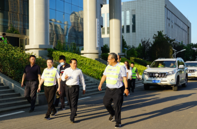 劉國(guó)鋒、王仲田看望慰問鐵塔公司應(yīng)急供電保障人員，現(xiàn)場(chǎng)關(guān)注電瓶電力恢復(fù)儀應(yīng)用成效